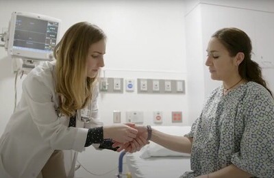 Кодирование Аквилонг в Нижней Туре Врач держит пациентку за руку