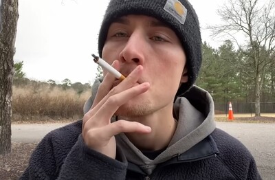 Лечение зависимости от табакокурения в Нижней Туре Мужчина с сигаретой делает затяжку