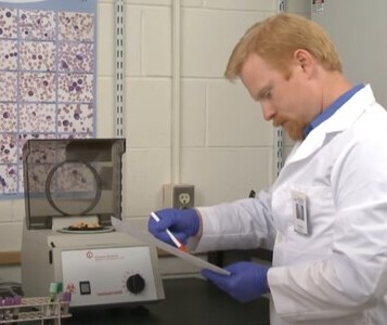 Клиника лечения наркозависимости в Нижней Туре Врач в кабинете клиники